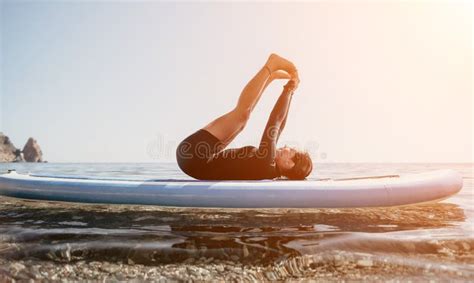 Yoga Sup Femenino Mujer Deportista Feliz Practicando Pilates De Yoga