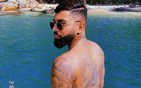 Gabigol Curte Domingo Na Praia E Exibe Novo Visual Revista Marie