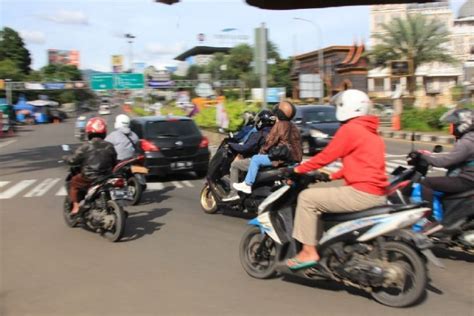 Arus Lalu Lintas Puncak Padat Polisi Berlakukan Ganjil Genap