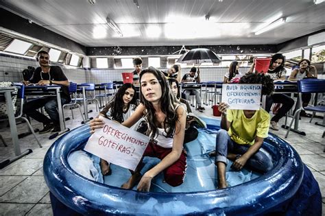 EscolaDaDepressão Estudantes fazem protesto criativo por melhorias em