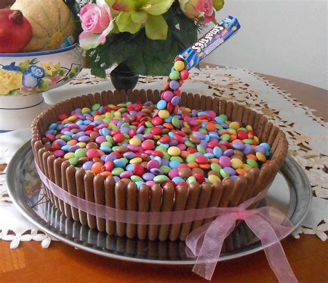 Cake gravity gâteau suspendu avec smarties et fingers La Maison