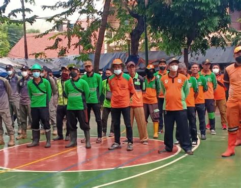 Peringati Hari Bersih Sedunia Pasukan Pelangi Dan ASN Jakpus Angkuti