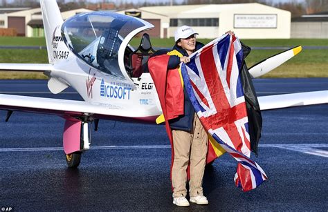 La piloto británica se convierte en la mujer más joven en volar sola