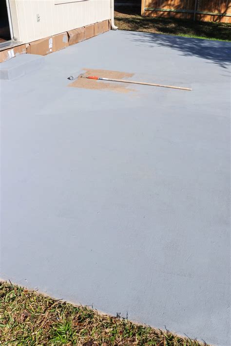 Resurfacing A Concrete Patio For A Budget Diy Patio Makeover Fab Everyday