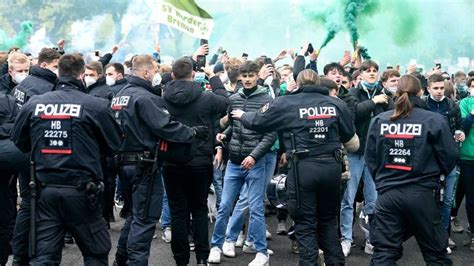 Fußball: Fans in Deutschland oft von Polizeigewalt betroffen | Fußball ...