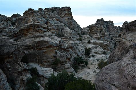 Valley in the Jordanian Desert 20km from Petra [OC][3248x2160] : EarthPorn