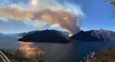 In Fiamme I Boschi Sopra Il Lago Maggiore Fumo Visibile Da Chilometri