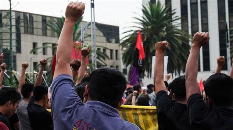 Padres De Los De Ayotzinapa Instalan Plant N Frente A Palacio