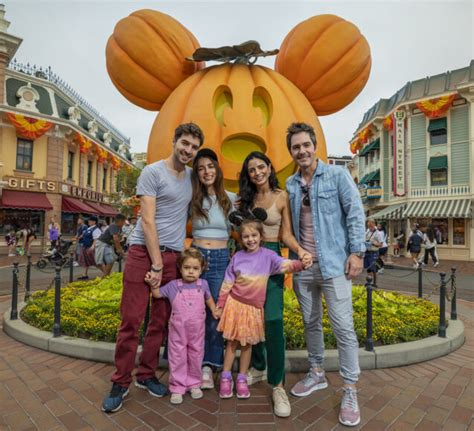 Aislinn Derbez Y Mauricio Ochmann Celebran Junto A Su Hija El Halloween