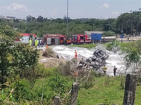 Motorista morre após carreta tombar nas margens da BR 040 em Barbacena