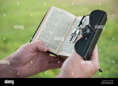 Hombre Leyendo Una Biblia Fuera Fotografía De Stock Alamy