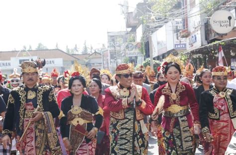 Berparade Kenakan Pakaian Adat Bali