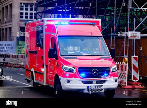 Düsseldorf 14 12 2023 Rettungswagen Rettungsdienst