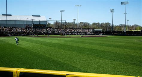 Indiana State baseball player fools everyone with fake home run robbery ...