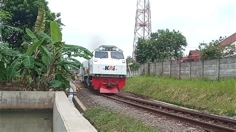 KUTOJAYA SELATAN KELUAR DARI STASIUN CIAMISHUNTING KERETA API YouTube