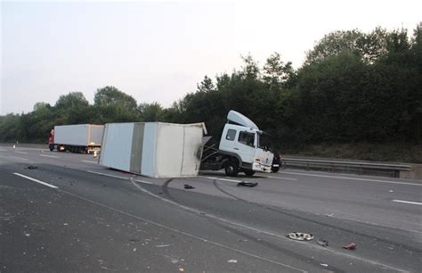 Schwerer Lkw Unfall Sorgt F R Stundenlange Sperrung