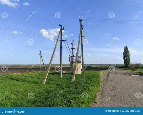 Caixa De Transformadores Antiga E Linhas Elétricas Num Campo Imagem de