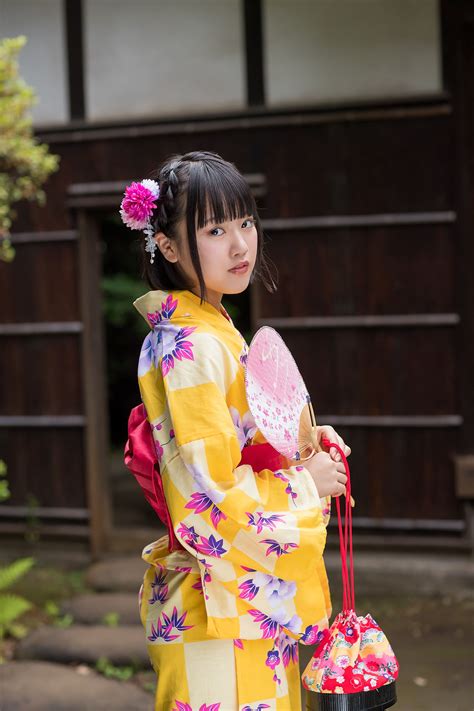 Anju Kouzuki [Minisuka] Limited Gallery 7.3 Photobook - V2PH