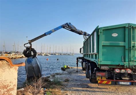 Taranto Rimosse Barche Abbandonate E Rifiuti Ingombranti A Lido