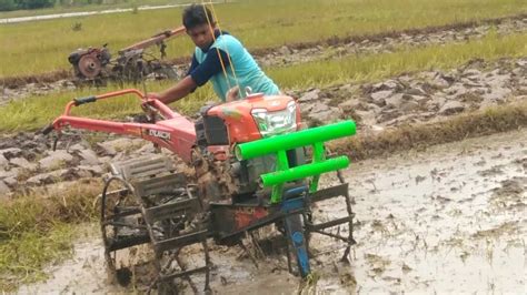 Operator Traktor Joki Muda Bekerja Cepat Bajak Sawah Pakai Gelebeg