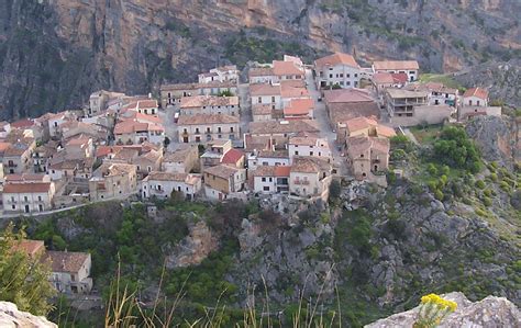 Civita Il Paese Tra Le Rocce Caratteristico Borgo Nel Cuore Del Pollino