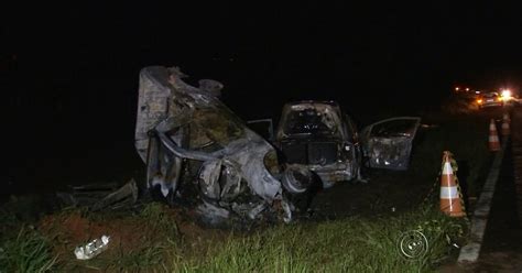 G1 Carros Pegam Fogo Após Batida E Três Morrem Carbonizados Em Pilar