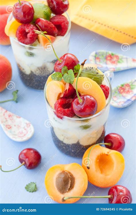 Chia Pudding Avec Du Yaourt Et Des Fruits Image Stock Image Du Fruits