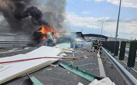 Un tir a luat foc pe autostrada A10 Circulația a fost oprită pe drumul