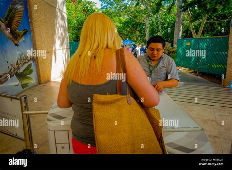 Chichen Itza M Xico Noviembre La Mujer No Identificada