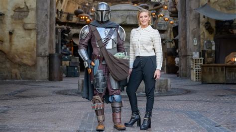 The Mandalorian S Katee Sackhoff Visits Star Wars Galaxy S Edge At