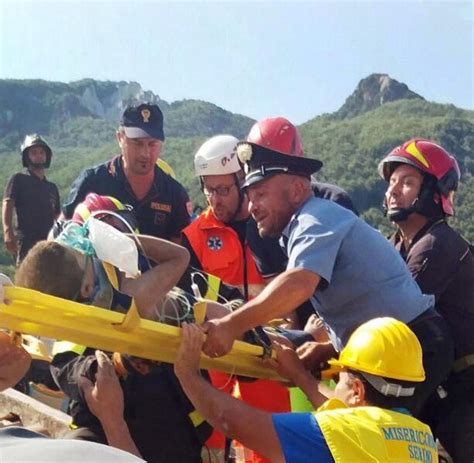 Ischia Drei Kinder Nach Stunden Aus Erdbeben Tr Mmern Gerettet Welt