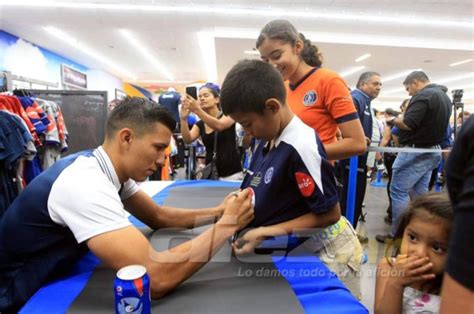 Ambientazo Eso Puso Motagua En La Firma De Aut Grafos Previo A La