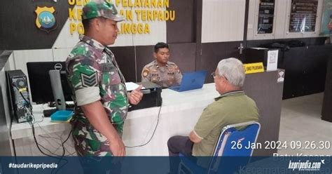 Babinsa Batu Berdaun Koramil 04 Dabo Kodim 0315 TPI Membantu Warga