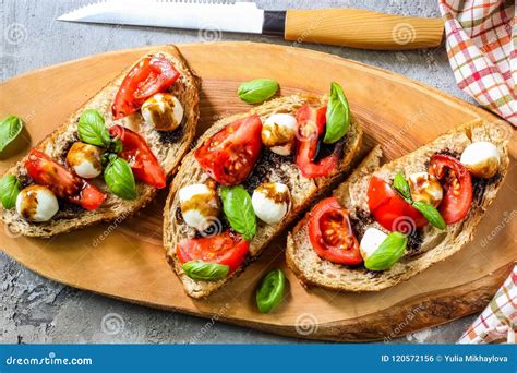 Tostadas Del Bruschetta De Caprese Foto De Archivo Imagen De Fresco