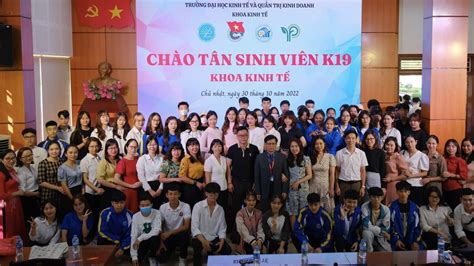 Các tiết mục văn nghệ của sinh viên Khoa Kinhtế đã mang đến không khí sôi động mở đầu chương trình