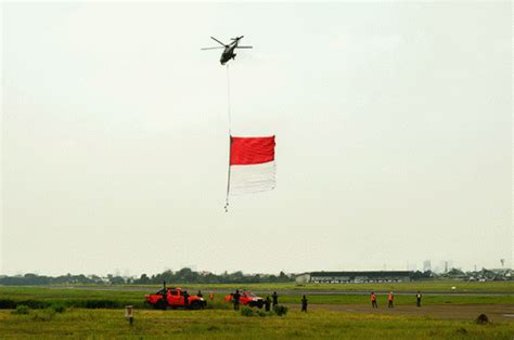 Atraksi Flypast Pesawat Tempur F 16 Dan Giant Flag TNI AU Meriahkan HUT