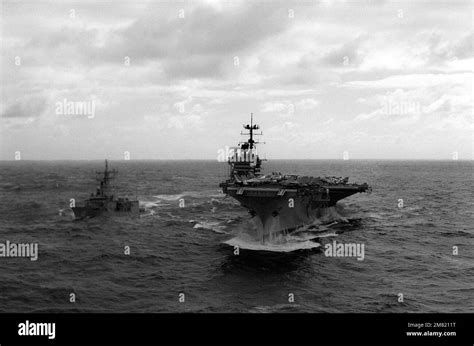 Une Vue De Proue Du Porte Avions USS SARATOGA CV 60 En Cours En Haute