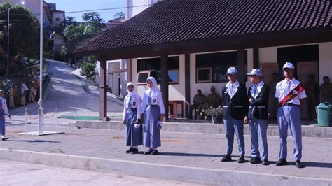 Serah Terima Piala Juara Gwa Dari Murid Ke Sekolah Smk Negeri