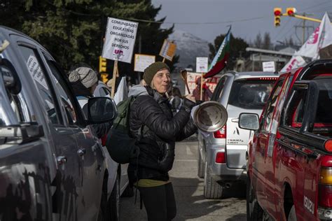 Con Un Ruidazo Docentes Reclamaron Por Recomposici N Salarial Anb