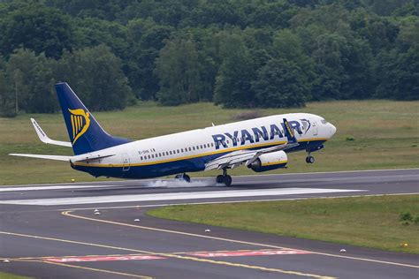 Ryanair Airplane Touching The Runway At Landing Creative Commons Bilder