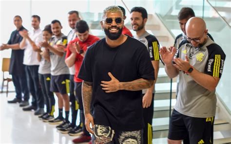 Gabigol é Recepcionado Com Festa No Ct Do Flamengo Veja Vídeo