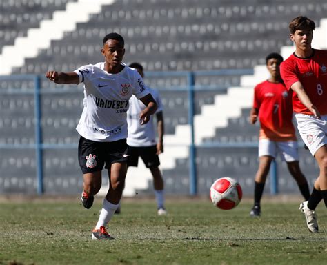 Vitinho em ação contra o Centro Olímpico pelo Paulista Sub 17