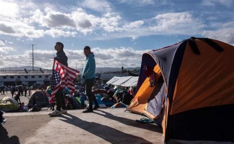 Migrantes Cierran Paso Fronterizo En Tijuana