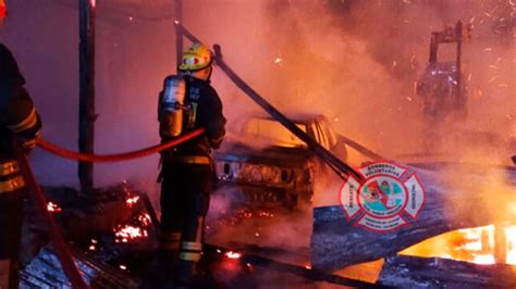 Incendio Consumi A Dos Viviendas Y Un Auto Perro Qued Atrapado Y