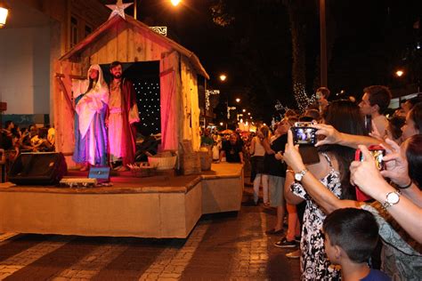 Desfile Que Conta A Hist Ria Do Natal Reuniu Cerca De Mil Pessoas Em