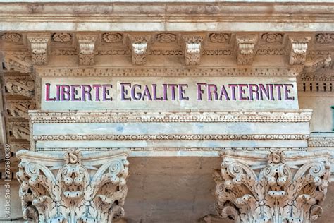 Inscription Liberté Égalité Fraternité Sur Façade De Mairie Stock