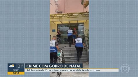 Adolescente Vestido Gorro De Papai Noel Tenta Furtar Policial De