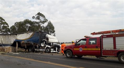 Carreta e caminhão colidem em mesmo trecho de acidente que deixou 12