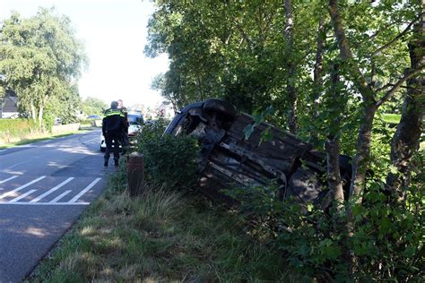 Fotonieuws Automobilist Vliegt Uit De Bocht En Eindigt In Bosschages