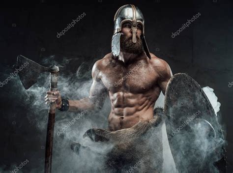 Fotos De Vikingo Blindado Y Desnudo Posando Con Hacha Y Escudo En Humo